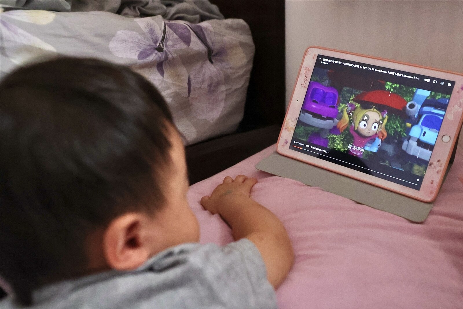 新竹馬偕兒童醫院兒童神經內科主治醫師柯信如說，幼童使用3C時，家長應一起看、配合立即互動，減緩3C產品對幼兒發展的影響。本報資料照片 