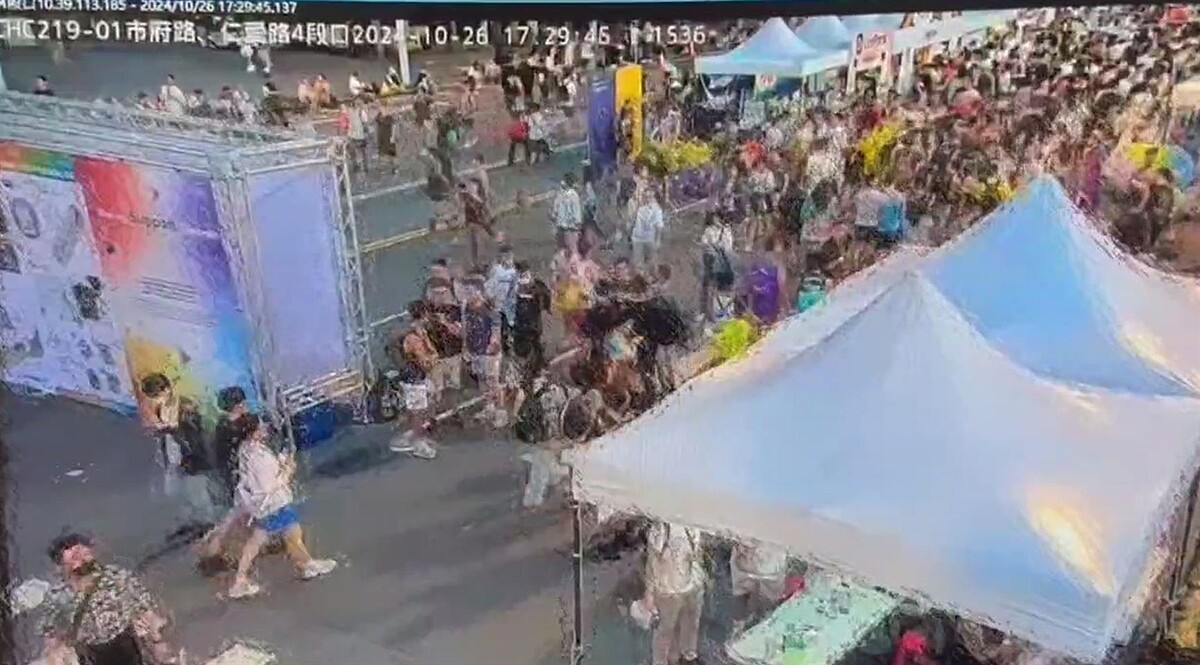 網路傳出26日有人在台灣同志遊行現場、台北市政府廣場靠西大門噴辣椒水,警方調閱監視器未發現。記者李奕昕/翻攝