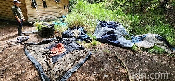 屏風山屋周邊有廢棄帳篷和鍋具、蔬菜及垃圾等丟棄物品。圖/太管處提供
