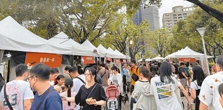 
高雄萬聖節派對活動現場，有民眾抱怨攤位市集動線狹窄。（紀爰攝）
