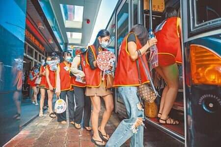 泰國籍賣淫女子入侵台北市萬華區,除在阿公店當「傳播妹」,也被吸收至一樓一鳳應召站。圖為警方破獲泰籍女子為主的應召站,將外籍女子送往移民署專勤隊。(本報資料照片)