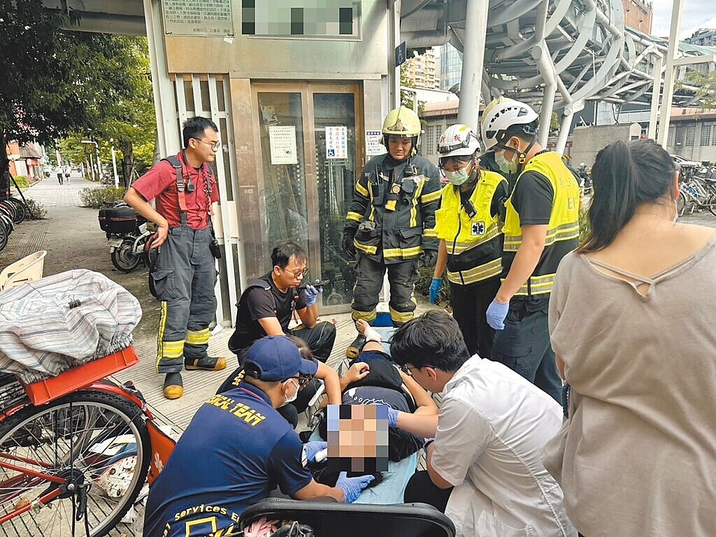 板橋府中捷運站旁「板橋遊龍」陸橋電梯，27日突然鋼索斷裂從2樓墜落，造成1名婦人左腳踝骨折及1名男童背部擦傷，所幸無生命危險。圖／警方提供