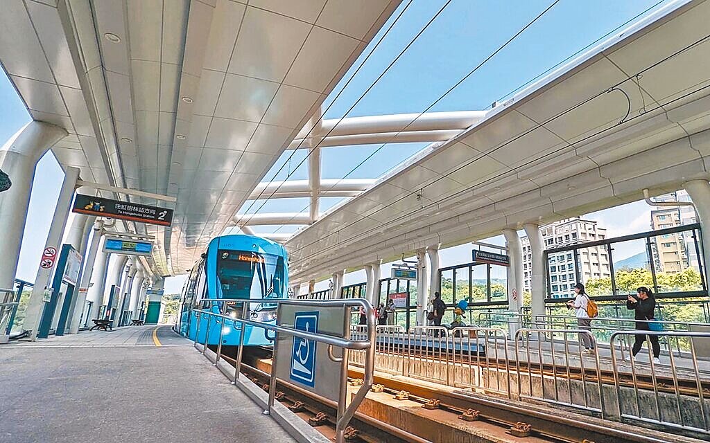 民進黨新北市議員鄭宇恩日前在市政總質詢指出，淡海輕軌進出站刷卡機靈敏度差、儲值機無法儲值TPASS、車廂座位下方鐵板翹起甚至以膠帶固定，各項缺失有待改進。圖／新北捷運公司提供