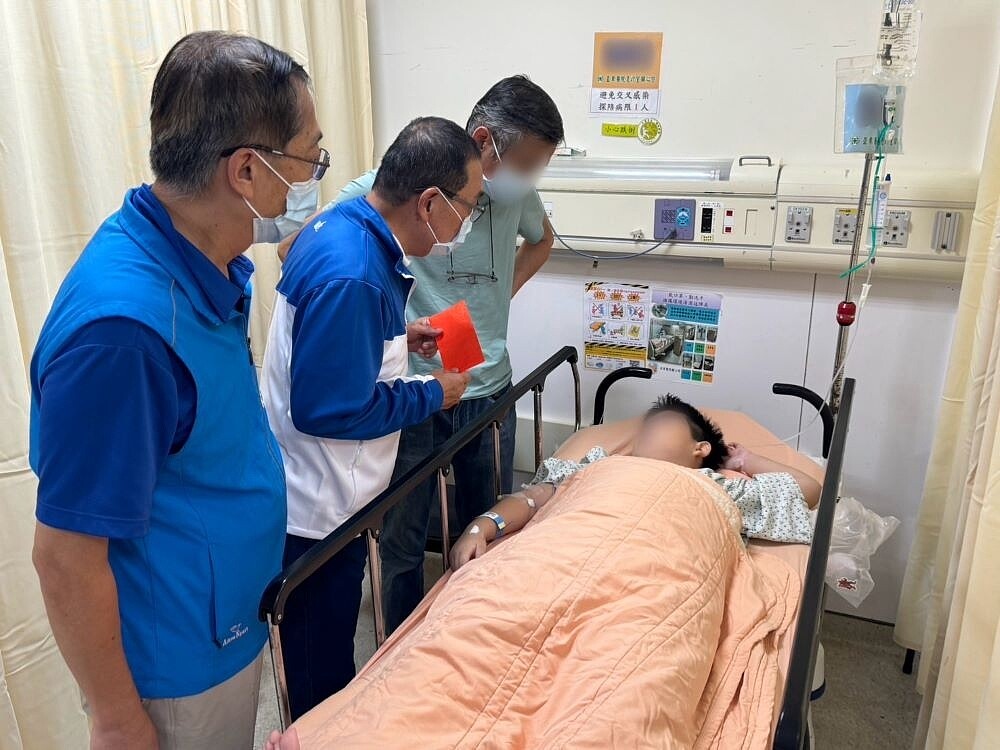 侯友宜市長前往醫院,探視遊龍天橋電梯意外傷者給予慰問金。〈新北市府提供〉