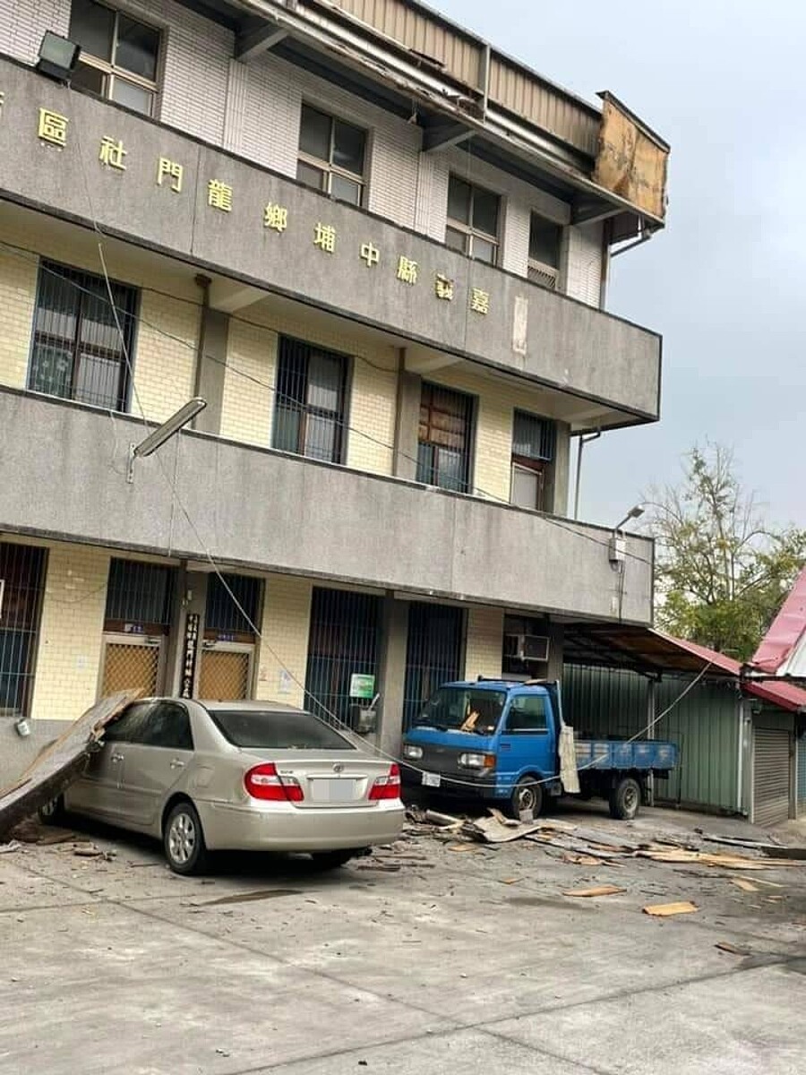 嘉義縣中埔鄉連8震,有5個村落傳出災情,鄉公所疏離居民,圖為有轎車遭龍門村活動中心女兒牆砸毀。圖/翻攝畫面