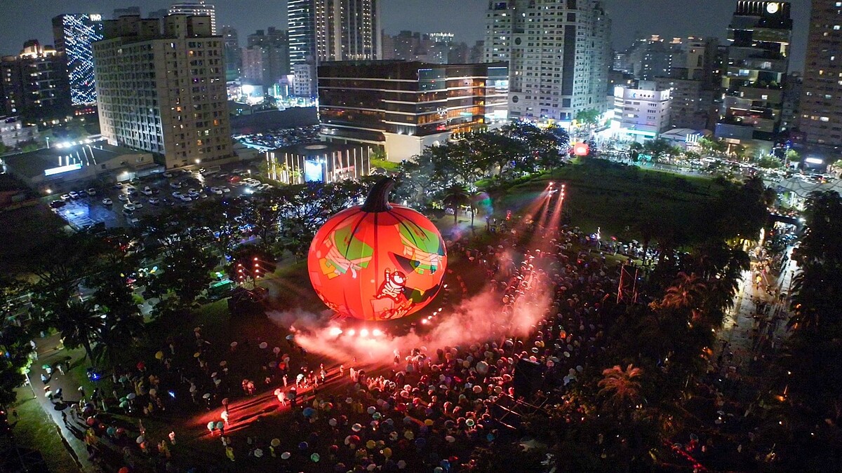 高雄今年萬聖節活動在凹子底公園登場，市民抱怨8萬人潮癱瘓周遭交通；市府教育局回應，活動結束1小時內已完成尖峰人潮狀況排除。圖／高市教育局提供