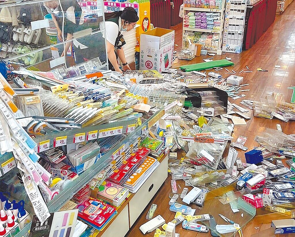 嘉義縣中埔連數起規模4以上地震,嘉義市知名文具店東西散落滿地。 圖/嘉義多一點臉書提供
