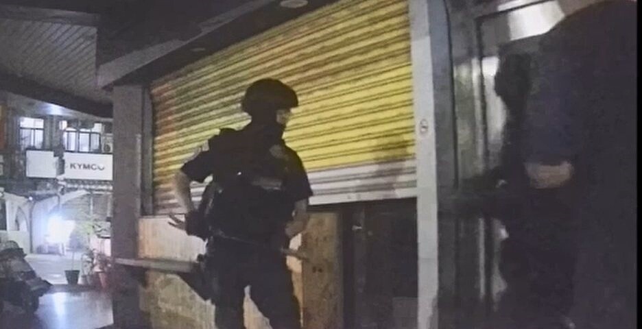 高市苓雅區建國一路一家粽子店一個月沒營業,2樓卻人聲鼎沸,警方前天凌晨執行搜索,保大特勤員警破門衝上樓,查獲天九牌賭場。圖/聯合報記者石秀華翻攝