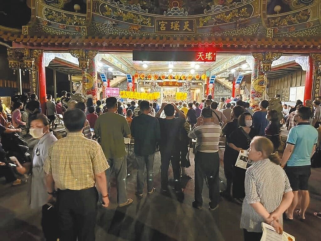 反對彰化縣政府火化場選址規畫的民眾,在二林鎮天瑤宮前廣場舉辦「二林芳苑反火葬場自救會籌備大會」。圖/摘自臉書社團「二林芳苑反火葬場自救會」