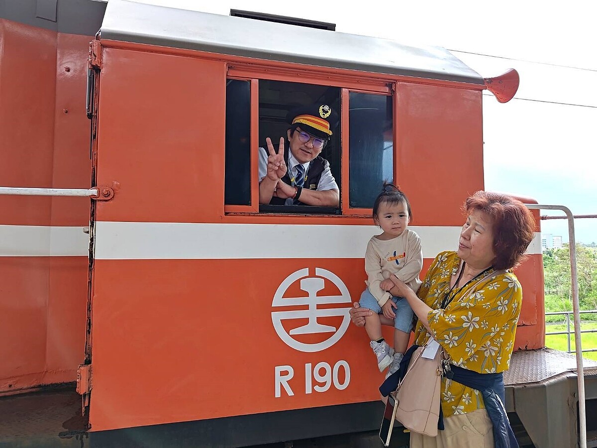 「跟著總統去花東」總統花車專案反應熱烈，10月份總統花車座位全數售罄，台鐵加碼推出11月3日總統花車專屬企劃，邀請與總統花車同年出生的國人免費搭乘花車，當日台東往返瑞穗限量20人。圖／台鐵提供