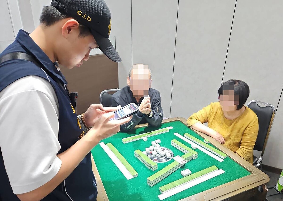 苗栗縣鎖定桌遊店聯合稽查,第一波16家,有14家麻將桌、1家德州樸克桌,1家純桌遊。圖/苗栗縣政府提供
