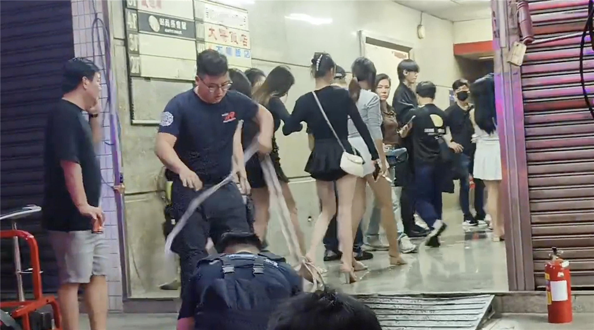 台中市北區公園路的大樓今天凌晨傳出火警,因大樓經營多間酒店、會館,不少女服務生、工作人員避難逃生。圖/讀者提供