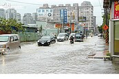 基建水平　倒在風雨面前