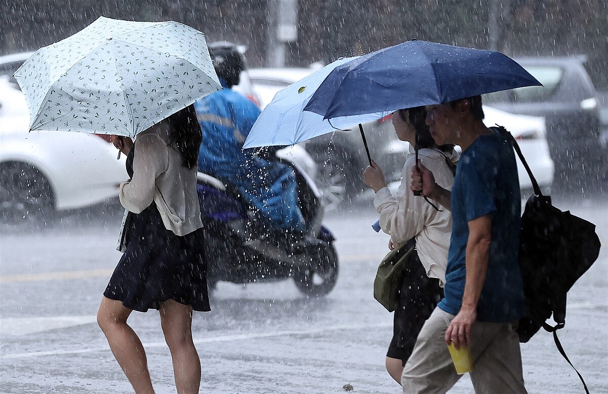 明天起颱風外圍環流將影響北部和東半部，風雨逐漸增大。周四和周五颱風可能通過台灣上空，各地風雨最為明顯，但路徑尚不穩定，影響程度仍有變數。本報資料照片 