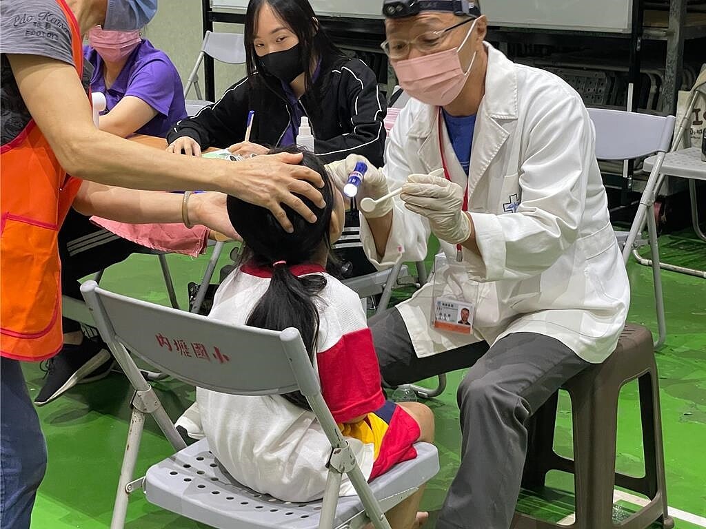 桃園市教育局今年學生健檢共編列2600萬元經費,總計約7萬名學生受益,檢查項目多達10餘項。圖/桃園市教育局提供