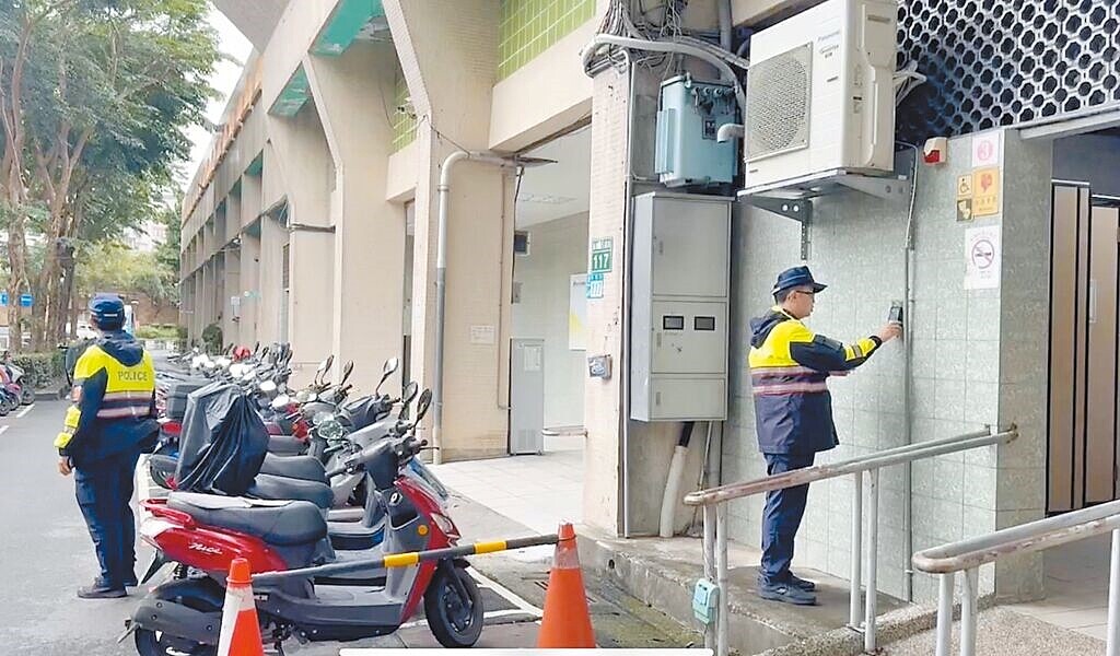 板橋第二運動場傳出有男子出沒誘拐孩童拍攝不雅照,新北警獲報後設置巡邏箱加強巡守。圖/新北市警察局提供