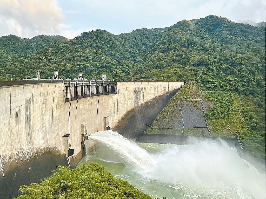 台北翡翠水庫管理局28日表示,研判翡翠水庫集水區受颱風環流影響,可能帶來長時間強降雨,下午5時進行預防性調節放水。圖/台北翡翠水庫管理局提供