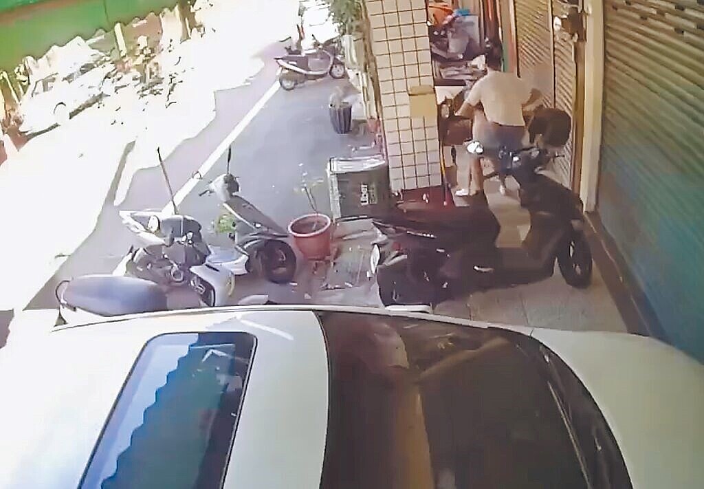 桃園北區一名身心障礙男子,27日在騎樓強抱國小女童,桃檢28日開出拘票逮人。圖/翻攝照片