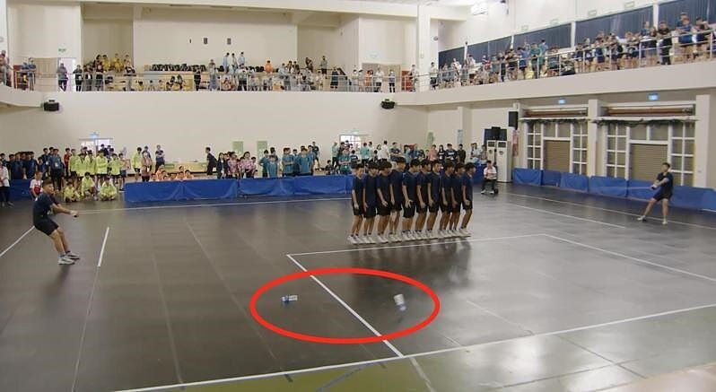 全民運跳繩賽事,昨第2隊登場B縣市隊伍因大會提供跳繩第一次斷裂,大會更換第2條,卻越跳越長,裁判團叫停,召集各縣市研議,給予B縣市重新比賽,現場竟有人不滿從2樓觀眾席丟水瓶至場內。圖/記者劉星君翻攝