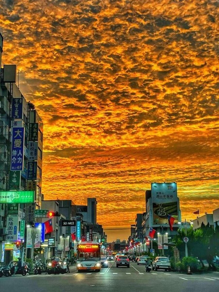 傍晚嘉義市天空出現美麗奇景,火紅夕陽將天上白雲染成一片橘紅。圖/嘉義楊文華老師拍攝