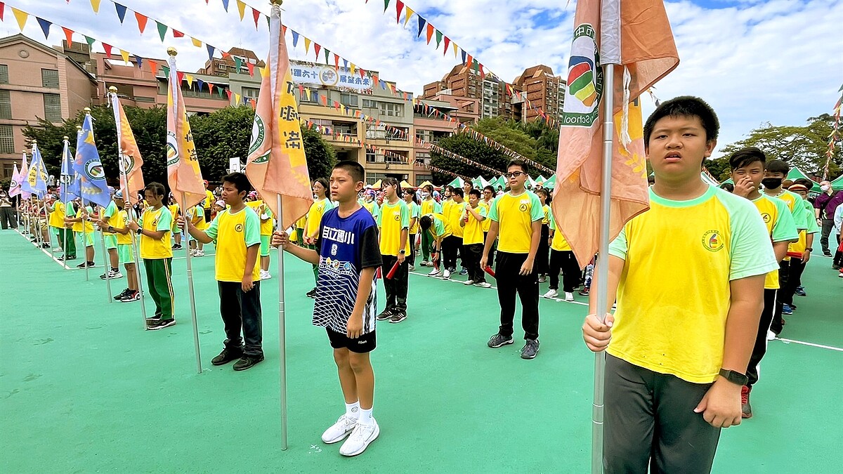 永慶房產集團加盟四品牌桃園區經管會贊助桃園市自立國小合球隊球衣、球褲（圖右2），力挺學子勇於追逐夢想。圖／永慶房產集團提供