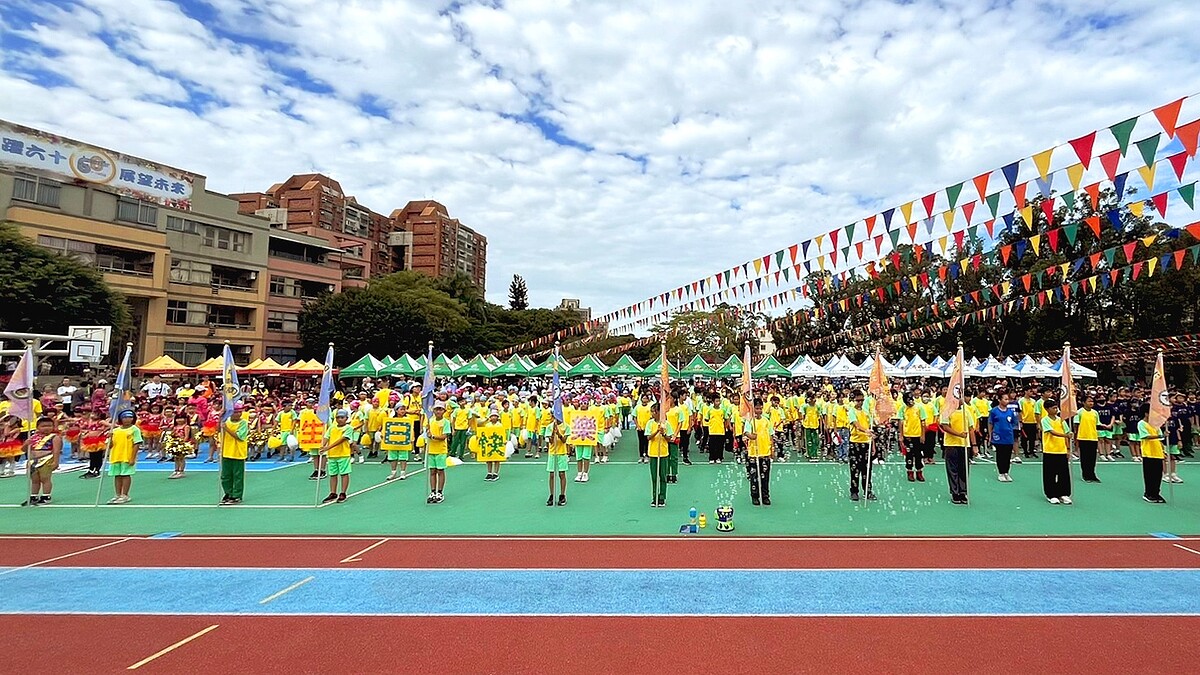 桃園市自立國小各年級學生們發揮創意精心打扮,更帶著班旗、手舉牌慶祝學校60歲生日。圖/永慶房產集團提供