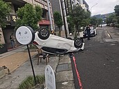 轎車路中突加速　衝撞路旁店家整輛「倒頭栽」