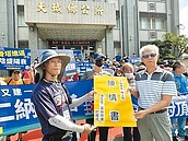 彰化反納骨塔　居民持鋤頭打破模型