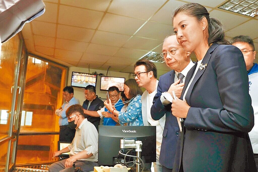 南投縣長許淑華（右）今年4月偕議長何勝豐、副議長潘一全等28名議員，觀摩苗栗縣垃圾焚化廠，府會有共識南投要蓋焚化廠；議員吳棋楠、沈夙崢29日在議會定期會第4次審查會，關切焚化廠6處可能地點。圖／南投縣政府提供