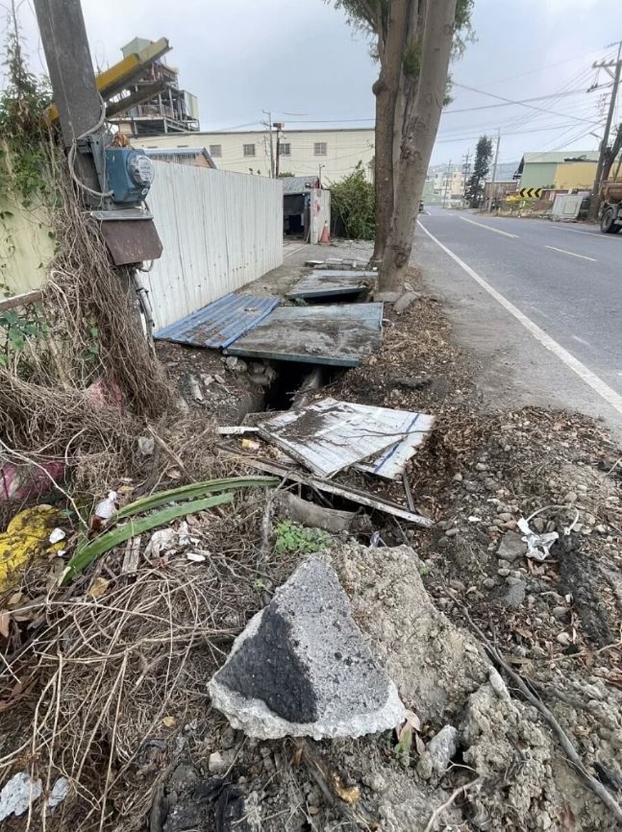 山陀兒颱風造成林園區潭平路的災損尚未搶修完成。圖/議員邱于軒服務處提供