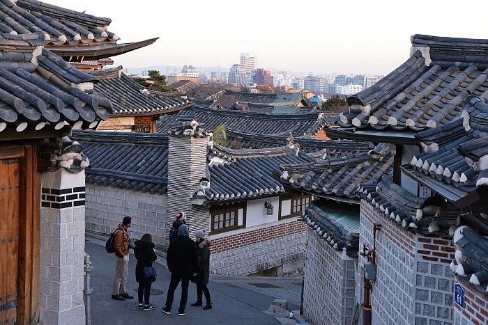 首爾歷史景點「北村韓屋村」即將於11月起試行宵禁,違反規定最高可能裁罰10萬韓元。圖/取自韓國觀光公社