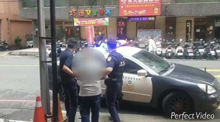 警方將張男帶回警局偵訊。圖/記者黃子騰翻攝