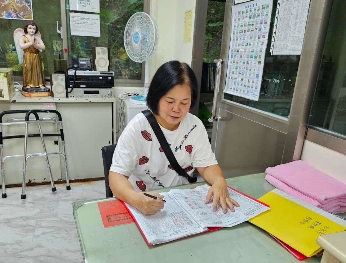 小美感謝竹北就業中心的幫忙，以及就服員一路來的陪伴，讓他再次感受到重返職場的喜悅。圖：桃竹苗分署提供