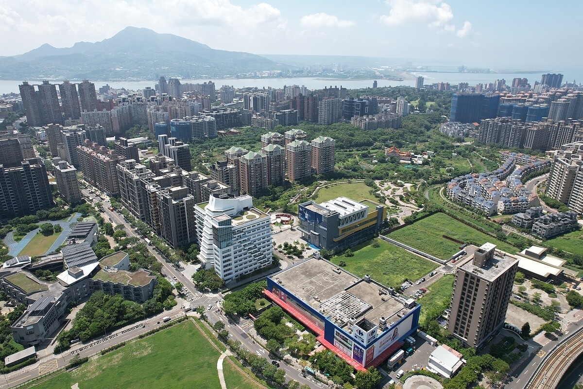 淡水除了交通發展，近年也建置國民運動中心、市民活動中心及公園，期望用完整的生活機能，帶動淡水人口持續增長。圖／新北市政府提供