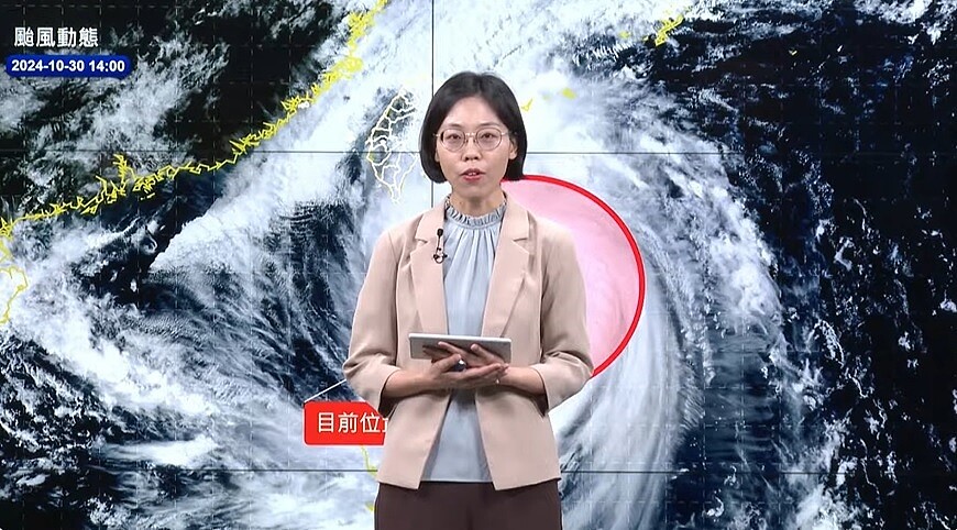 氣象署預報員朱美霖說明最新颱風動態。圖/截自氣象署直播