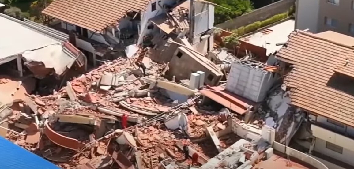 阿根廷一棟10層樓飯店29日凌晨驚傳倒塌,造成1名男子死亡,另有9人失蹤,救援隊仍在進行搜救中。圖/翻攝自Youtube