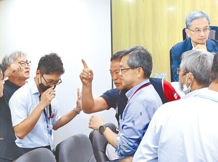 環評大會30日審查台中電廠新建燃氣機組環評案,龍井區地方代表與環團為發言時間起爭執。(陳俊吉攝)