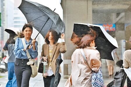 
康芮颱風來勢洶洶，台北市30日午後已有較大風雨出現。（杜宜諳攝）
