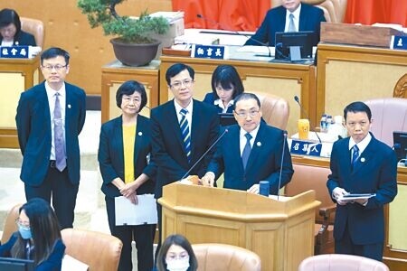 
民進黨新北市議員許昭興30日在總質詢指出，永和大陳都更案公益設施縮水，新北市長侯友宜（第二排右二）說，會協調規畫中的都更案，增設更多公益回饋空間。（陳慰慈攝）
