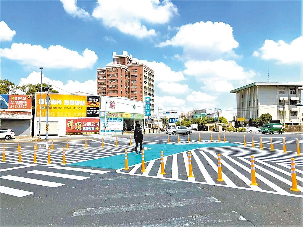 台南市政府交通局持續推動「道路交通安全多元提升計畫」,研擬9大行動計畫、21項精進策略及33項具體工作,作為明年執行重點。圖為麻豆區市道173線新生南路、興國路口標線優化工程。(交通局提供/洪榮志台南傳真)