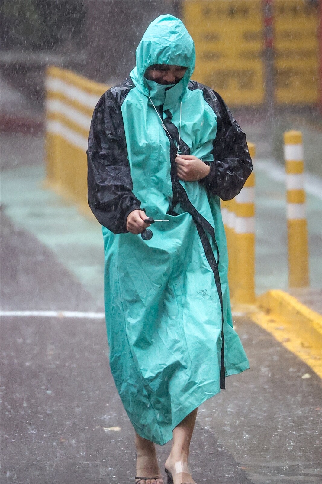 今天主要前期以迎風面為主，下午隨著颱風風場進入陸地之後逐漸轉變之後，到了晚間西半部雨量也會逐漸增多，明天清晨對西半部影響比較大。本報資料照片 