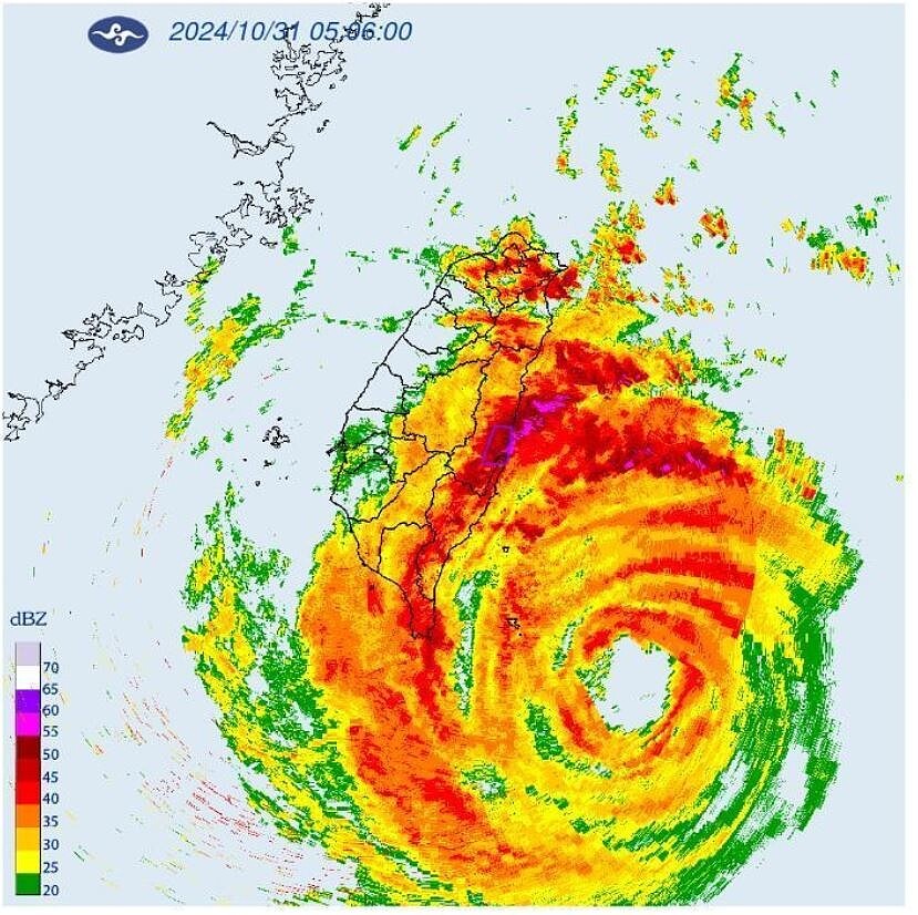 強烈颱風康芮正在侵襲台灣。圖／取自中央氣象署網站
