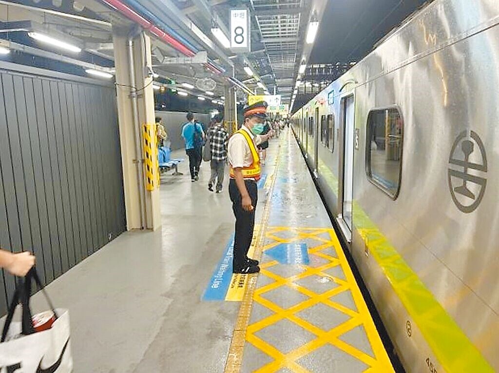 台鐵中壢臨時站悶熱、月台狹窄,台鐵公司改善相關缺失,提升服務品質。(台鐵公司提供/呂筱蟬桃園傳真)