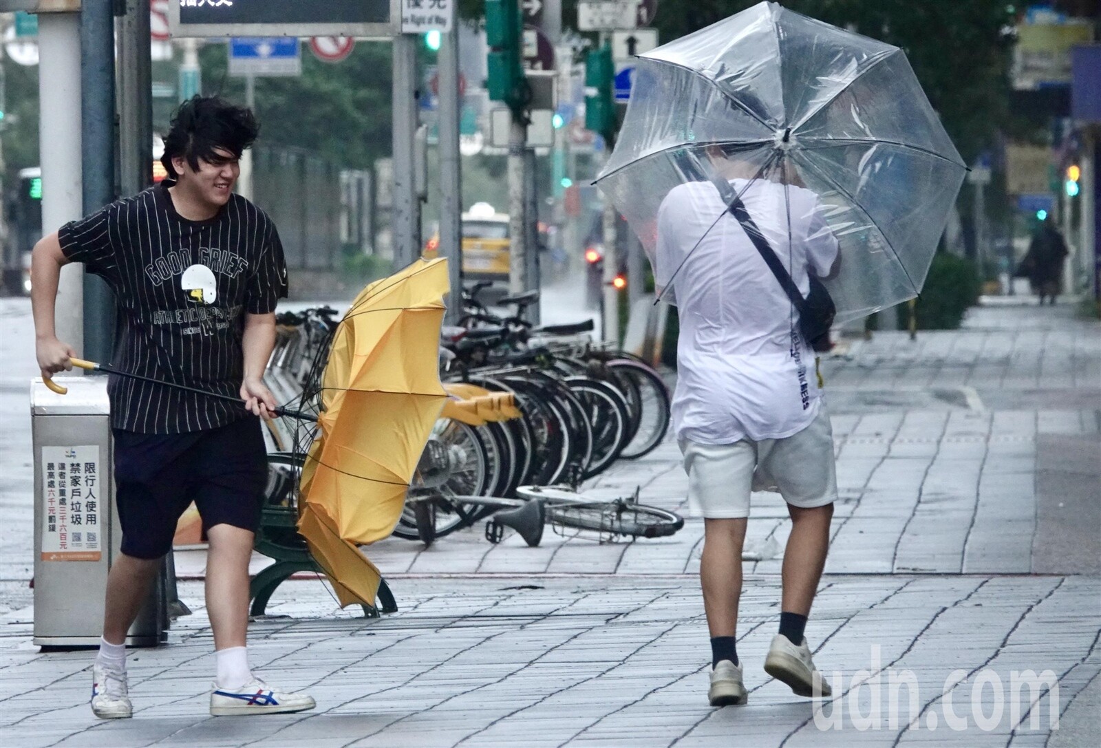 受到強颱康芮及其外圍環流影響，北部及東半部地區一整日持續性強降雨，一早仍有民眾冒著強風雨勢上街。記者林俊良／攝影 