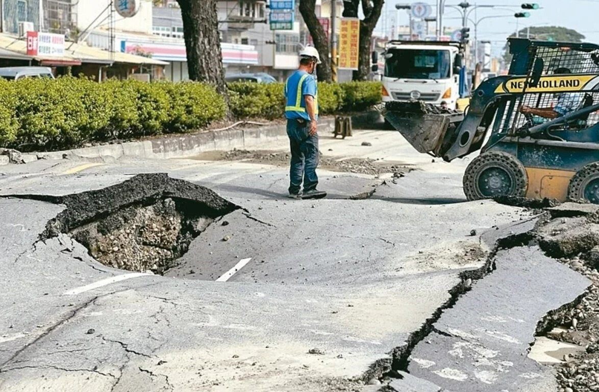 自來水公司「鳥嘴潭人工湖新送水管工程」日前進行壓力測試，因爆管造成花壇鄉台一線道路像被炸出大洞，影響通行。圖／民眾提供
