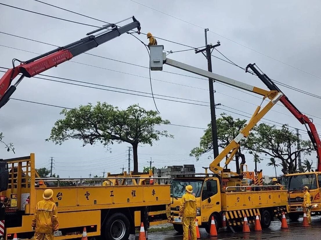 台電人員於台南學甲區進行高壓線斷線搶修作業。圖／台電提供
