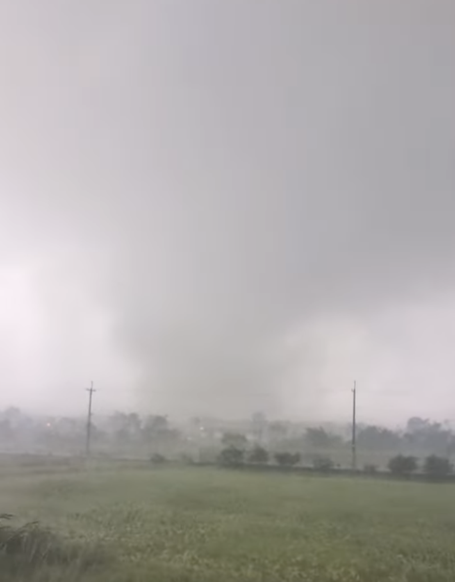 一名網友分享,在花蓮秀林鄉加灣部落疑似出現龍捲風,讓他嚇得大喊「龍捲風耶,拜託不要過來」。圖/取自「今日花蓮」臉書