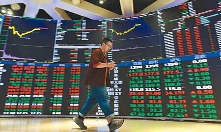 10月2個颱風攪局,一口氣少了3個交易日,券商手續費、政府證交稅損失慘重。此為示意圖。(本報資料照片)