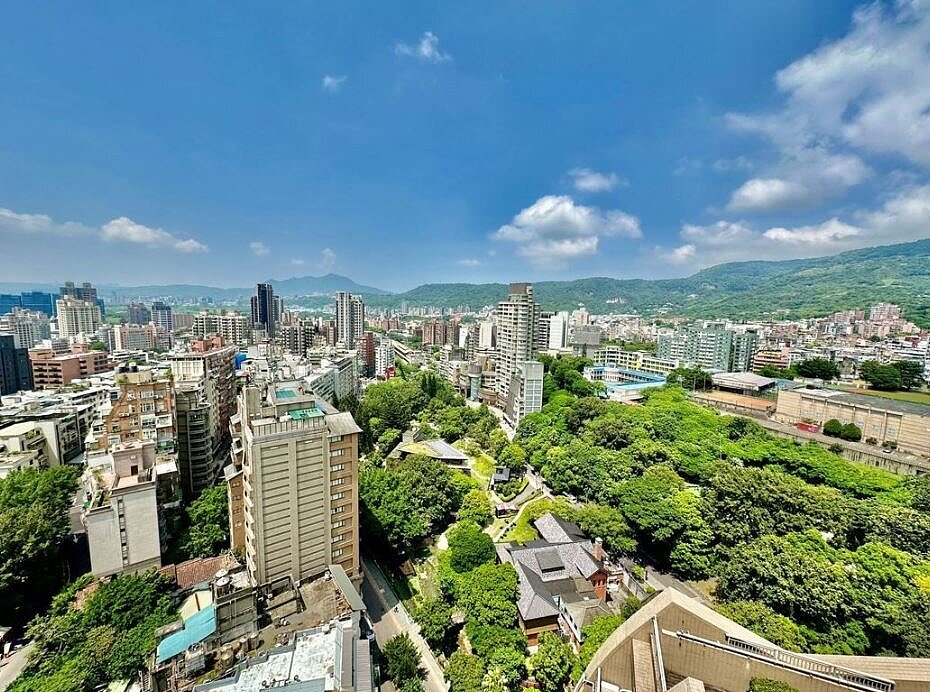 在房貸緊縮與信用管制的影響下,房市買氣連四降,永慶10月交易量與6月高點相比已腰斬。房市示意圖/永慶房屋提供