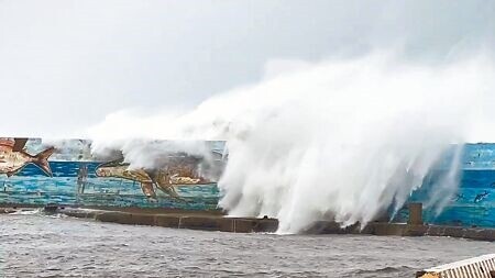 
康芮颱風挾狂風暴雨登陸台東縣成功鎮，台東市富岡漁港掀10米巨浪越過堤防。（蕭嘉蕙攝）
